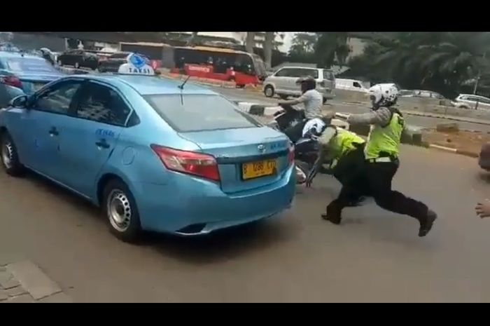 Petugas terjatuh saat menghentikan taksi