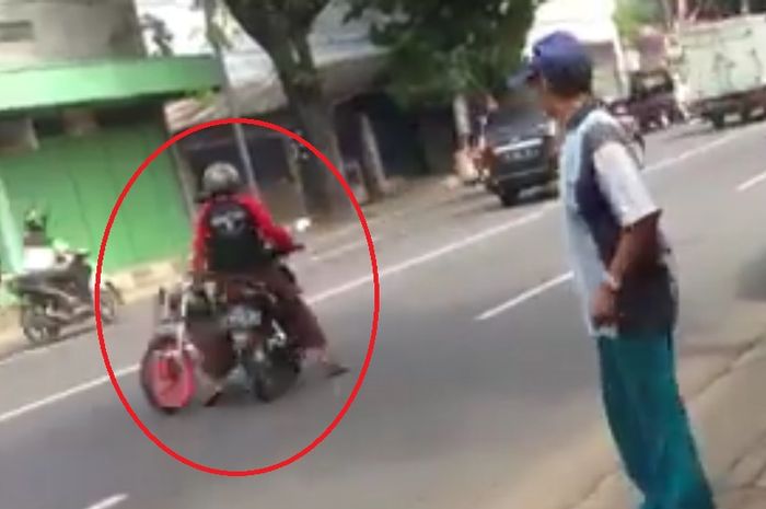 Pengendara motor yang diduga setting motor buat balap serempetan dengan pemotor yang mau menyeberang jalan