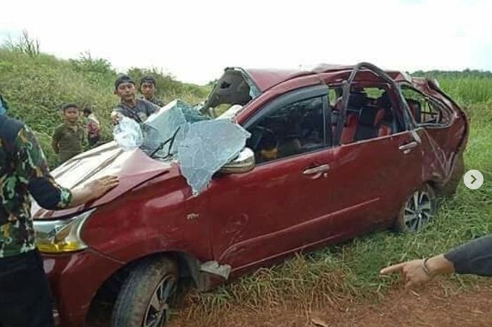 Toyota Avanza ringsek terbang dari tol Batang-Semarang