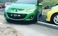 Detik-detik Mazda2 Coba Bermanuver di Jalan Berkelok Malah Tabrak Honda Brio, Hampir Masuk Jurang