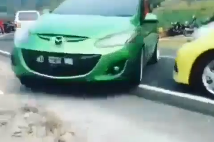 Detik-detik Mazda2 Gagal Manuver, Nyaris Tabrak Perekam 
