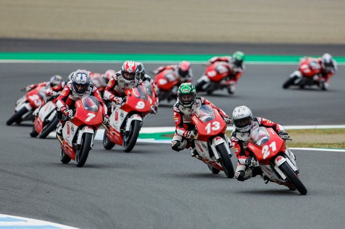 Pembalap Indonesia binaan PT AHM menjalani balapan ketat saat berlaga di Asia Talent Cup (ATC) di sirkuit Motegi, Jepang