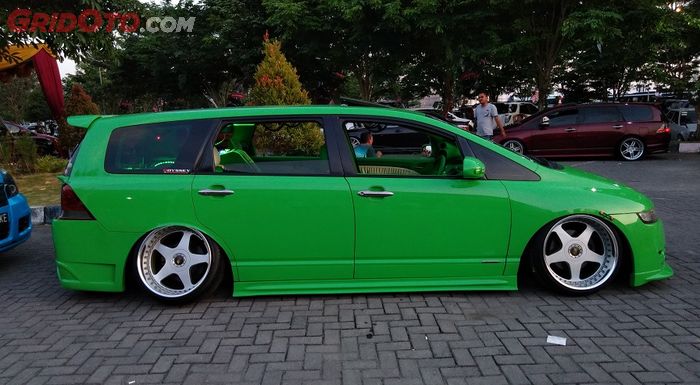 Tampilan samping modifikasi Honda Odyssey hijau