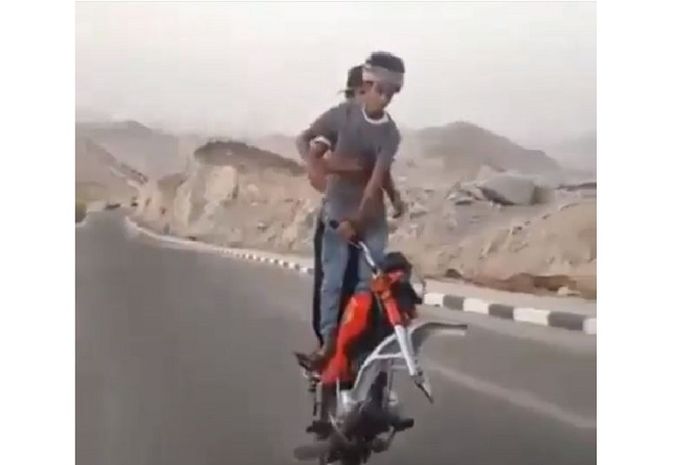 Aksi 2 pria menaiki motor tanpa roda depan