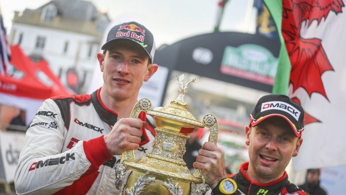 Elfyn Evans (kiri) dan co-driver Daniel Barritt finish terdepan di reli Wales, Inggris, mengalahkan pereli tim Hyundai Thierry Neuville