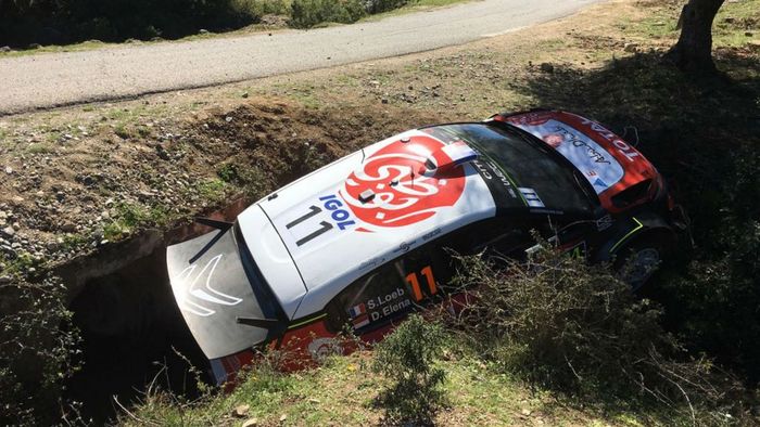 Mobil Citroen C3 yang dikemudikan Sebastien Loeb nyebur got di hari pertama reli Korsika