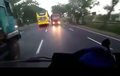 Video Ikut Bus Ngeblong Tapi Tidak Perhatikan Lampu Sein, Eh Malah Serempetan Sama Truk