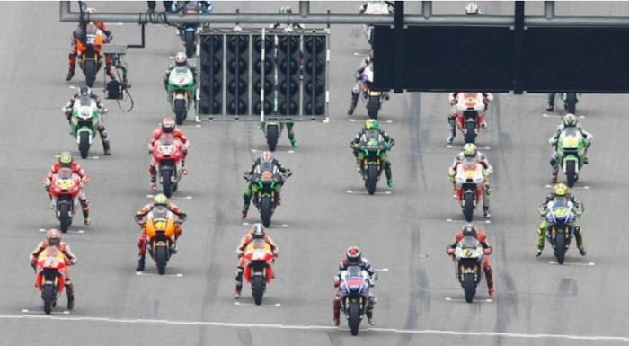 Jorge Lorenzo saat jump start