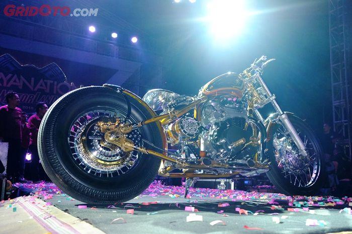 Motor milik Denny saat dibawa naik ke atas panggung pada malam puncak Suryanation Motorland 2018