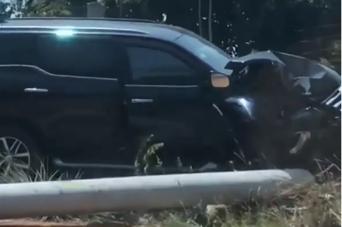 Fortuner ringsek setelah menerjang tiang listrik
