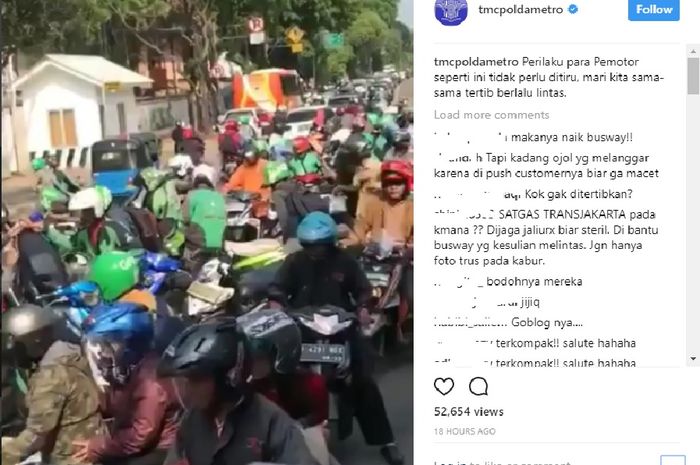 Pengendara motor melewati jalur busway