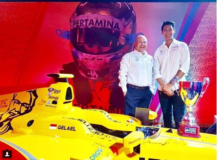 Irwan Mussry berfoto dengan pembalap kebanggan Indonesia, Sean Gelael