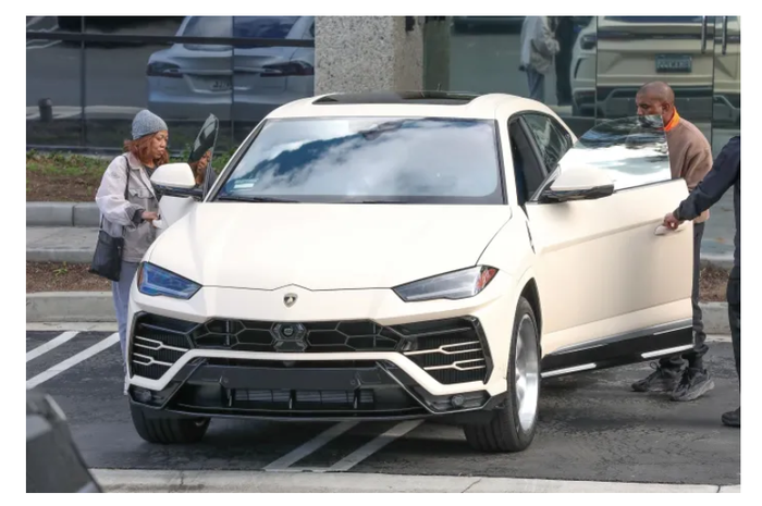 Kanye West terlihat masuk ke dalam Lamborghini Urus terbarunya