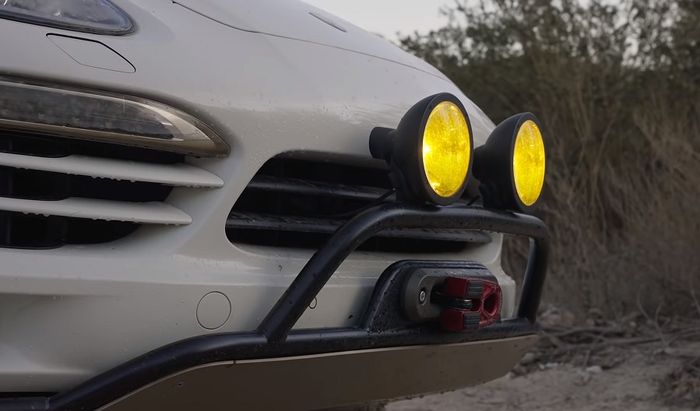 Bumper guard dan lampu sorot Hella pada fascia Porsche Cayenne