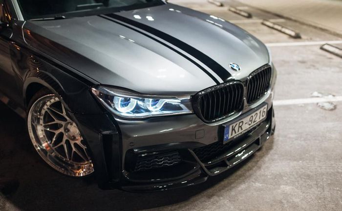 Tampilan depan modifikasi BMW Seri 7