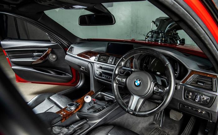 Tampilan kabin modifikasi BMW Seri-3 F30 sebagian masih standar pabrik