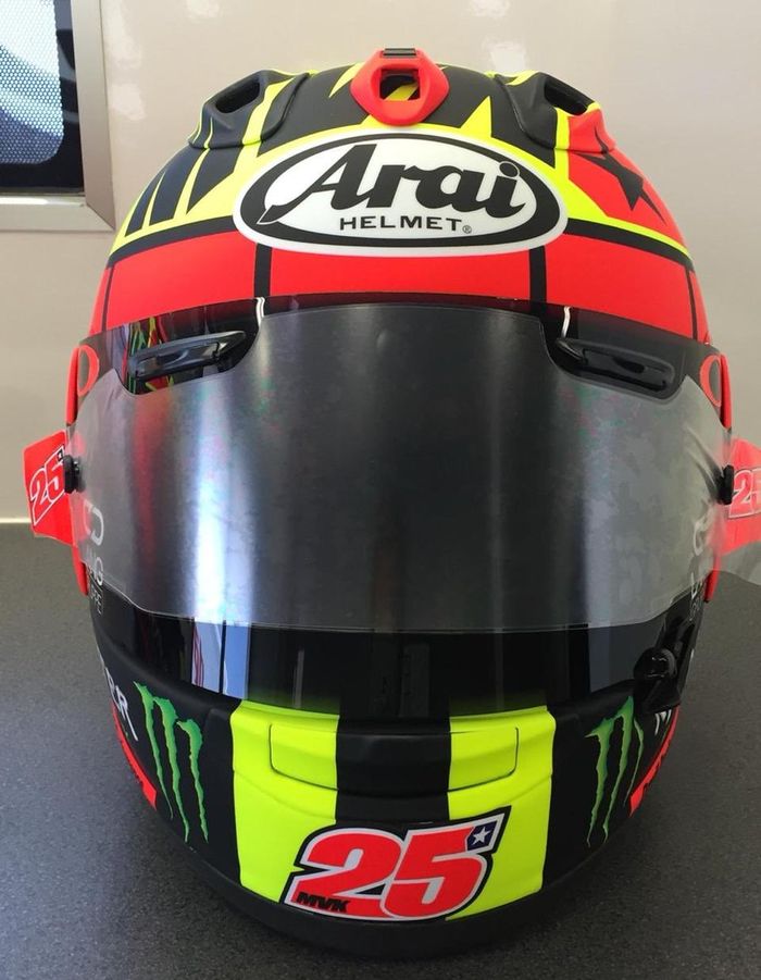 Pada balapan sebelumnya, warna kuning di helm Maverick Vinales ini ini kelirnya putih