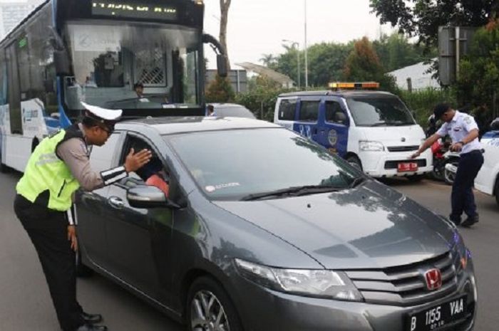 Uji coba penambahan waktu kebijakan ganjil-genap di ruas tol Sudirman-Thamrin
