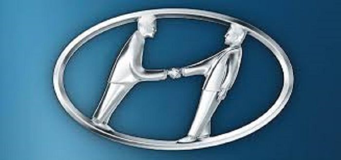 Logo Hyundai diibaratkan orang berjabat tangan 