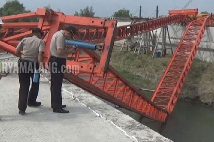 Launcher girder yang menghubungkan tol Kertosono dan Jombang ambruk