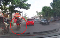 Ngilu! Pengendara Motor Tanpa Helm Ngebut Mengejar Lampu Hijau Berakhir Nahas