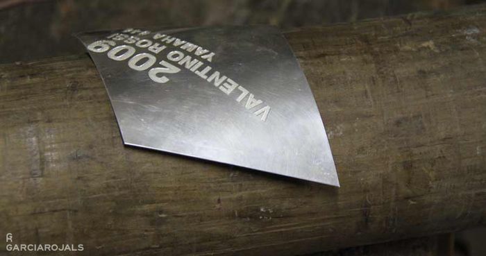 Kemudian lempengan itu dibengkokkan