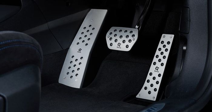 Opsi pedal berbahan alumunium juga diberikan untuk BMW Seri 2 Gran Coupe