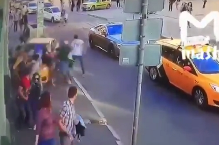 Detik-detik taksi menabrak kerumunan orang di Rusia 