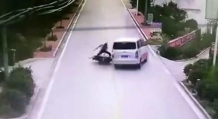 Detik-detik pemotor ditabrak mobil van