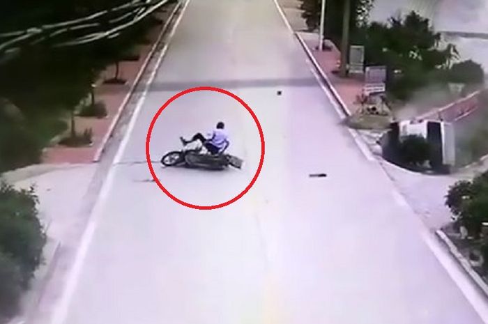 Pemotor terjatuh pasca motornya ditabrak mobil van