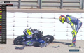 Tonton Nih Ekspresi Bingungnya Valentino Rossi Melihat Motornya Hancur