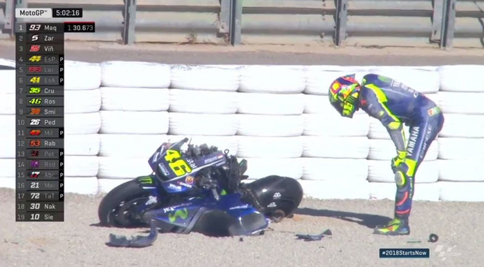 Valentino Rossi melihat kondisi motornya yang hancur