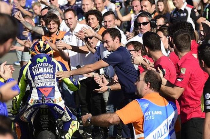 Rossi disambut meriah fans usai melakoni seri MotoGP Valencia 2015
