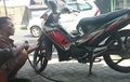 Terungkap! Alasan Kebiasaan Jorok Air Liur Sering Dioles di Pentil Ban Motor