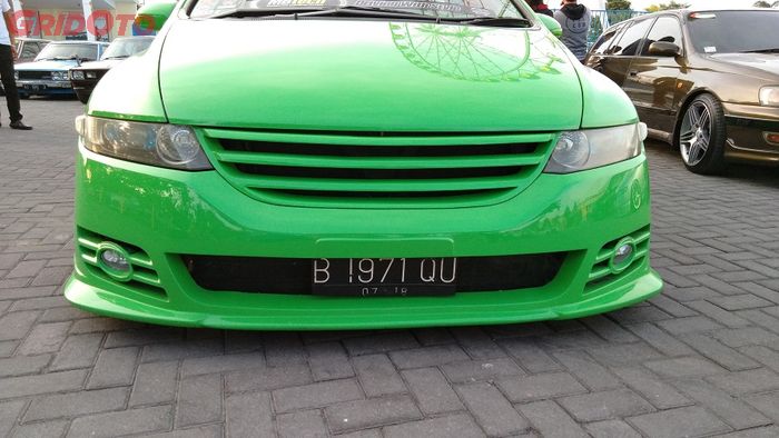 Tampilan depan modifikasi Honda Odyssey hijau