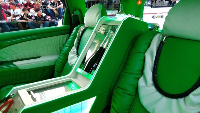 Kabin baris belakang modifikasi Honda Odyssey hijau