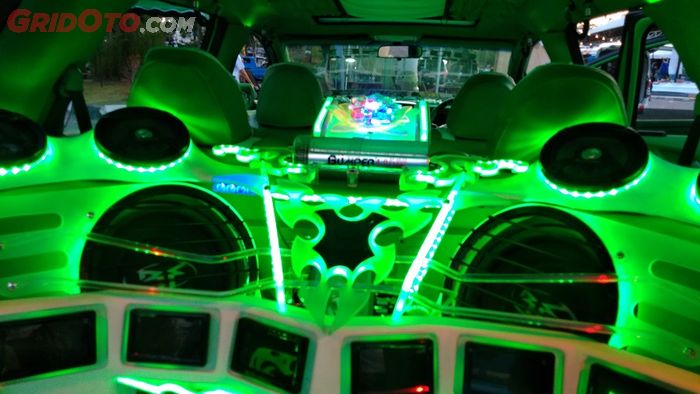 Audio di kabin modifikasi Honda Odyssey hijau