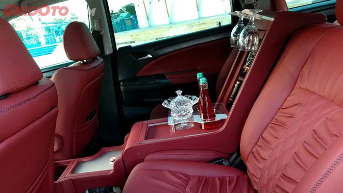 Kabin tengah dan mini bar di Honda Odyssey milik Ilok