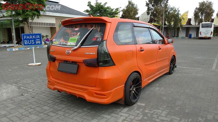 Tampilan belakang modifikasi Daihatsu Xenia dengan kelir orange