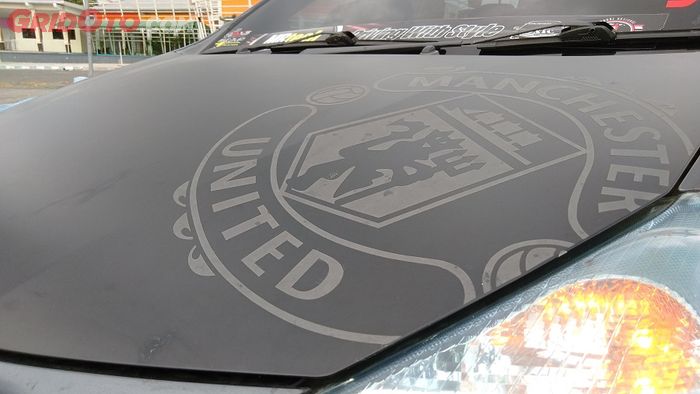 Logo Manchester United di kap mesin Xenia