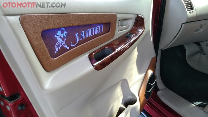 Papan nama Janoko di door trim Toyota Innova