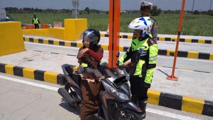 Seorang pengendara motor roda dua ditertibkan saat akan masuk ke dalam tol Ngawi-Kertosono