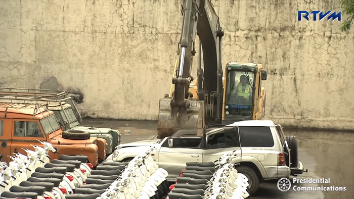 Ratusan sepeda motor dan beberapa mobil selundupan di FIlipina dihancurkan buldozer