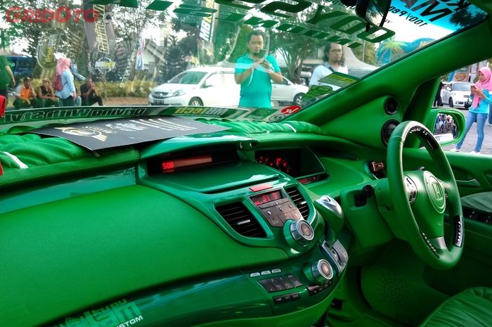 Tampilan dasbor modifikasi Honda Odyssey hijau