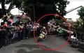 Ngakak! Video Pembalap Road Race Memotong Jalur Setelah Terjadi Kecelakaan