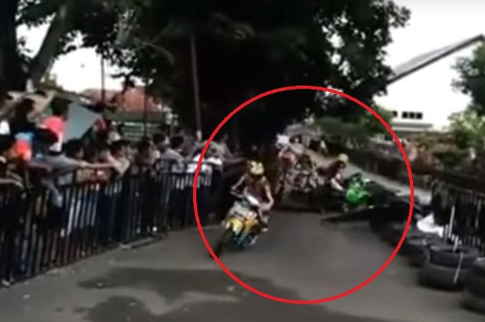 Pembalap road race potong jalur