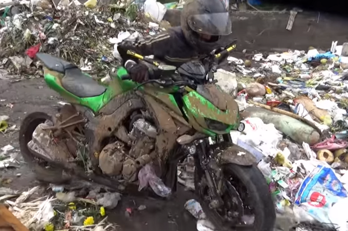 Kawasaki Z1000 berada di tempat pembuangan akhir