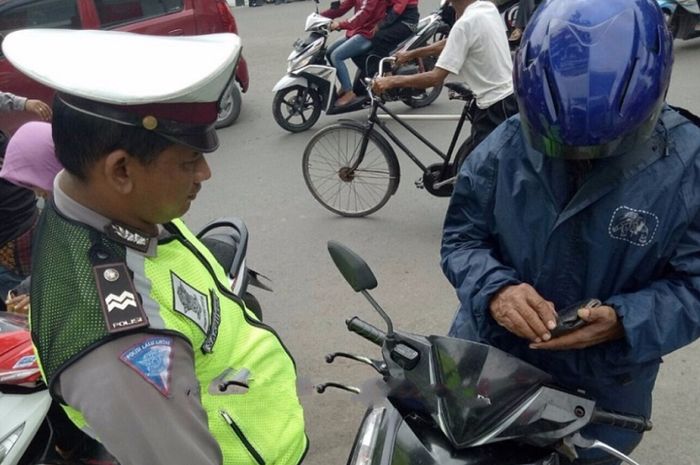 Pengendara terciduks saat razia karena pelat nomor