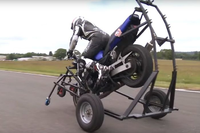 Belajar stoppie dengan alat bantu ini