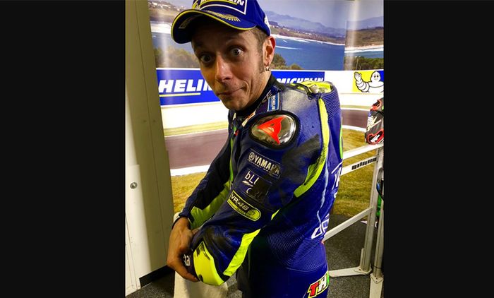 Rossi memamerkan baju balapnya yang menghitam karena senggolan dengan Marquez
